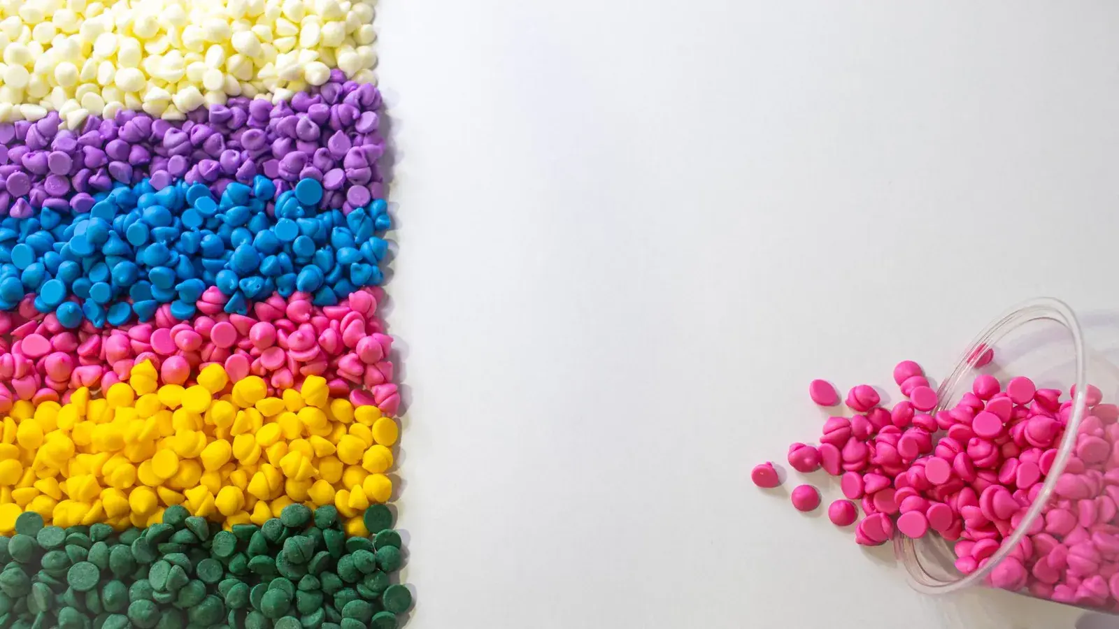 Granulés de matière plastique colorés